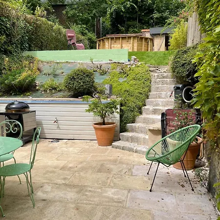 House With Garden And Garage *